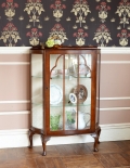 英国スタイルの上品なアンティークのガラスキャビネット