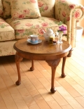 木目の美しいアンティークの英国家具、シェルモチーフが付いた丸いコーヒーテーブル