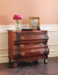 アンティークの素敵なフレンチ家具、カラメルカラーの小さな３段チェスト（コモード）