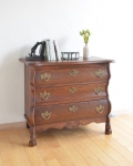 ヨーロッパの美しい小さなアンティーク家具、フランスの３段チェスト