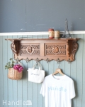 可愛いフックと美しい彫刻が壁を彩る、アンティークウォールハンガー（壁付けシェルフ）