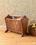 綺麗な編み目がアクセントになる、持ち手付きのアンティークマガジンラック
