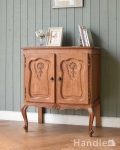 リビングで便利なアンティーク家具、フランス輸入の木製キャビネット（サイドキャビネット）
