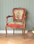 フランス生まれのエレガントなアンティークチェア、プチポワンのアームチェア（レッド）