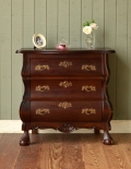 フレンチスタイルのアンティーク家具、マホガニー材の３段チェスト
