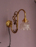 イギリスのアンティーク壁付け照明、ガラスのフリルが素敵な真鍮製ウォールランプ