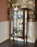 英国スタイルのアンティーク家具、和室にもオススメのショーケース（ガラスキャビネット）
