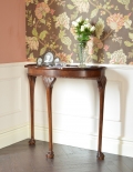 英国のアンティーク家具、カッティングがキレイな半月型のコンソールテーブル