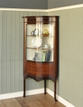 角を有効に使うアンティーク家具、ガラス扉のコーナーキャビネット