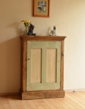パイン材で造られたアンティーク家具、可愛らしいキャビネット
