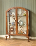 英国スタイルのアンティーク家具、ウォルナット材のキレイなガラスキャビネット