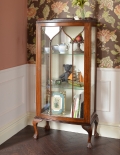 コンパクトなサイズが嬉しい、英国アンティークのガラスキャビネット（飾り棚）