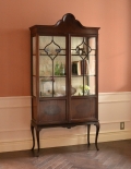 イギリスより到着のアンティーク家具、マホガニー材のガラスキャビネット