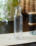 スリムなクリアカラーのアンティークガラスボトル