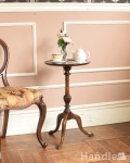 優雅なティータイムが自宅で楽しめる、美しい脚が魅力のアンティークティーテーブル