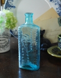 アンティークの目盛りつきガラスボトル、お洒落なエンボス入り
