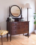 たっぷり収納と丸いミラーがポイント、英国デザインのアンティークドレッシングチェスト