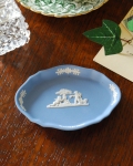 エンジェルが遊ぶアンティークのジャスパーウェア、ウェッジウッドトレイ（Wedgwood） 