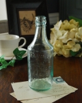 エンボス入りが可愛い、１輪挿にも人気のアンティークボトル