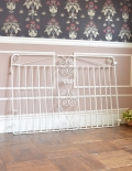 ホワイトペイントされた、アイアン製アンティークゲート（ガーデンの門扉）