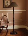 英国らしい美しいツイストデザインのアンティークのフロアランプ