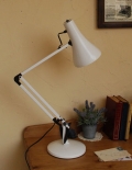 北欧スタイルのアンティーク照明、ホワイト色のデスクランプ（アングルポイズ）（Ｂ22シャンデリア球付）