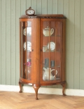 英国テイストのアンティーク家具、素敵なガラスのキャビネット