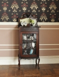 華やかなアンティーク家具、マホガニー材のペディスタルキャビネット（飾り棚）
