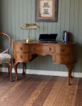 優雅なアンティーク英国家具、ウォルナット材のライティングデスク