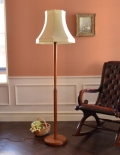 シンプルな英国のアンティーク照明、布シェードの木製フロアランプ