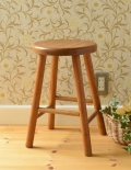 イギリスから来た木のアンティークチェア、丸い座面のシンプルなスツール