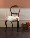 優雅なアンティークチェア、華やかな布地が素敵なバルーンバックチェア