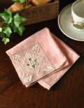ピンクが可愛い　刺繍入りのアンティークレースマット　