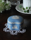 アンティークのジャスパーウェア蓋つき小物入れ（Wedgwood）