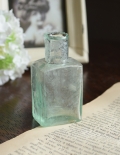 アンティークガラスボトル、淡い色がキレイな四角のインクボトル