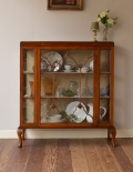 イギリスのオシャレなアンティーク家具、ガラスキャビネット（飾り棚）