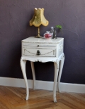 フェミニンなアンティーク家具、フランスのベッドサイドチェスト