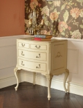 可愛いアンティークのフレンチ家具、白いスモールチェスト（３段）
