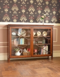 高級な雰囲気漂う英国スタイルのアンティーク家具、和室にもよく似合うガラス扉のブックケース