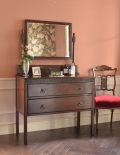 英国インテリアのアンティーク家具、上品な美しさのアンティークドレッシングチェスト