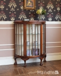 アンティーク英国輸入家具、脚先まで美しいハーフムーンタイプのガラスキャビネット