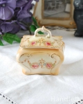 お花模様が上品なクラウンデボン、アンティークのふた付ケース(ドレッシングセット・コットンケース）