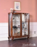 ウォルナット材のアンティーク家具、ガラスの装飾も美しいガラスキャビネット