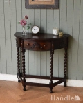 落ち着いたシックで上質な空間を演出する、英国らしいアンティークのコンソールテーブル