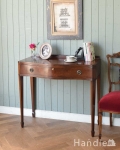 デスクにも使えるホールテーブル、玄関を彩るイギリスのアンティーク家具
