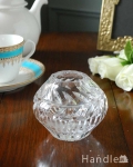 リーフのカッティングがキラッと輝くプレスドグラス、小さなフラワーベース(花器)