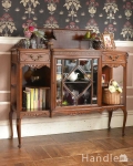 豪華なアンティーク家具、マホガニー材を使った英国テイストのキャビネット（飾り棚）