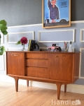 北欧スタイルのオシャレなヴィンテージ家具、使いやすいサイズのサイドボード