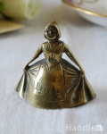 スカートを広げたかわいい立ち姿、アンティークの真鍮ベル