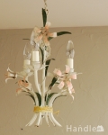 お花のモチーフが可愛い、お部屋を華やかに照らすフラワーシャンデリア